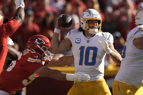 Chargers’ Justin Herbert melts under Chiefs pressure in loss at Kansas City
